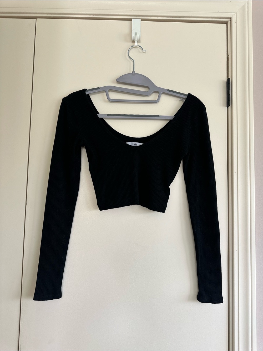 Black Long-Sleeve Ribbed Scoop Crop Top
